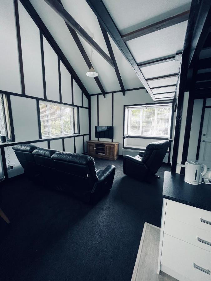 Experience Heritage, Live Modern Upper Hutt Bagian luar foto