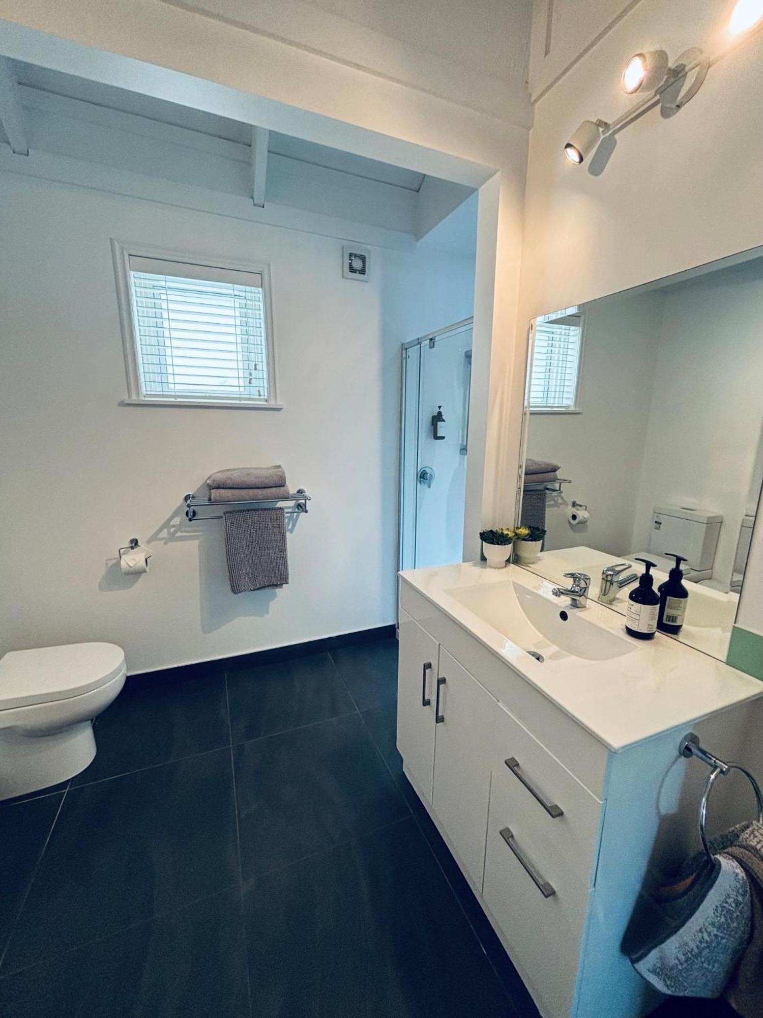 Experience Heritage, Live Modern Upper Hutt Bagian luar foto